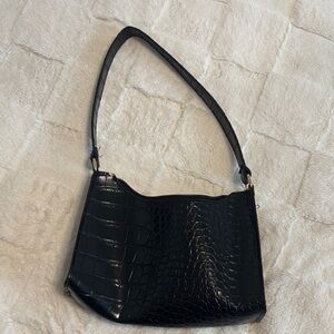 Elegant Black Crocodile-Embossed Shoulder Bag